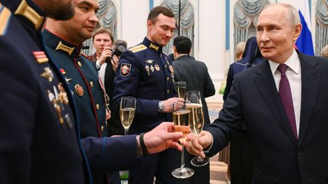 Vladimir Putin brinda durante una ceremonia en el Kremlin