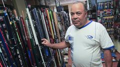 El campe�n del mundo en la tienda especializada Agropesca, en Fene