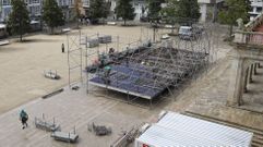 Montaje del escenario de la plaza de Armas que acoger los conciertos de las fiestas de Ferrol.