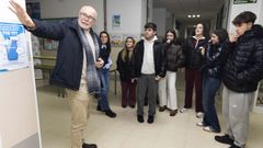 Imagen de la visita de algunos estudiantes al IES Agra de Ra&iacute;ces.