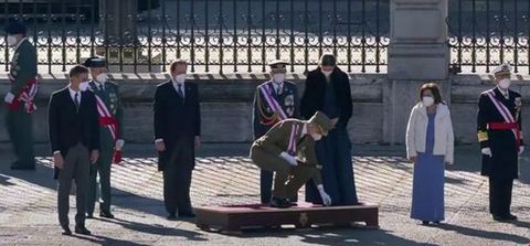 El rey se agacha durante la Pascua Militar para recoger un broche que se cay� la reina Letizia