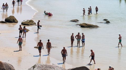 Ba�istas buscando refrescarse este martes en la playa de A Lanzada 