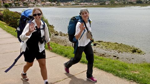 Dos peregrinas polacas ayer a su paso por A Ramallosa en la ruta portuguesa por la costa.