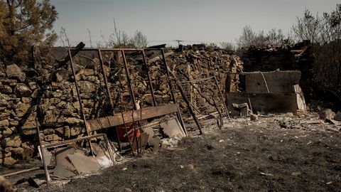 Aspecto de los estragos provocados por el fuego en las viviendas de San Cristovo