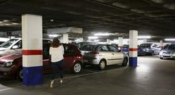<span lang= es-es >C�ntrico y repleto en temporada alta</span>. Tras el de Armas, es el segundo m�s c�ntrico y aparentemente m�s utilizado. Se llena en �pocas de gran afluencia a la ciudad, pero el resto del a�o muestra pr�cticamente vac�a una y media de sus tres plantas.  