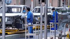 Imagen de archivo de varios trabajadores de SAIC ensamblando las piezas de un coche Volkswagen que se fabrica en una de las plantas de Shangh&aacute;i.