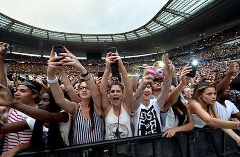 J�venes sacando fotos y v�deos con sus m�viles en un concierto de Rihanna en Par�s.