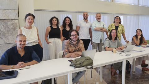 Os autores que participan estes d�as na residencia xunto � directora, Eva Mejuto, arriba � dereita