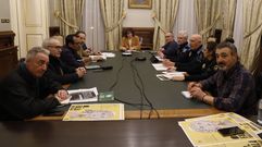 Representantes de los ocho colectivos de la plataforma vecinal, gobierno municipal, Polic�a Local y Nacional, en la reuni�n en el consistorio