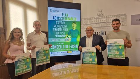 La delegada de la Xunta, el edil de Deportes, y miembros de la Federación de Fútbol. 
