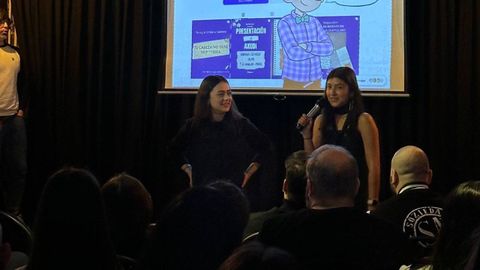 Alba y Yesenia durante la presentacio?n de Axudi