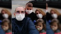 Roberto y Sandra se retrataron con sus hijos antes de subir a su casa en Vilaboa. Agotados por el confinamiento y el largo viaje desde Canarias, era la fotograf�a m�s deseada