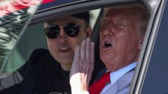 El presidente Donald Trump y el director ejecutivo de Tesla, Elon Musk, en un Tesla modelo S frente a la Casa Blanca el pasado mes de marzo.