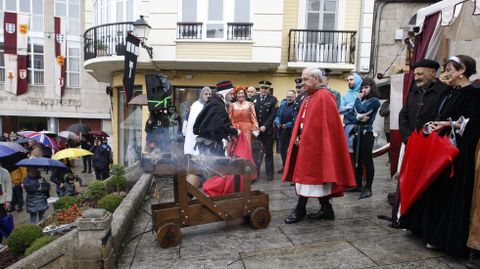 Momento en que el alcalde de Monforte hace el disparo inaugural de la 21 Feira Medieval de Monforte