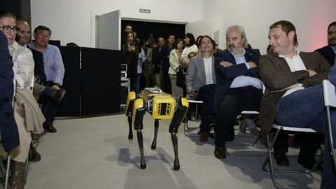 Un robot fue el encargado de llevar al escenario el �ltimo peri�dico en papel de La Voz de Asturias.