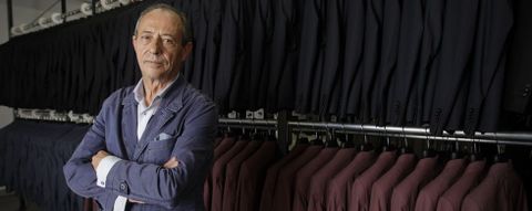 Ca��s, frente a una de sus colecciones, en la planta que la empresa tiene en el pol�gono de Sab�n (Arteixo). 