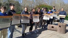 Los alumnos con los carteles de la campa�a de concienciaci�n y los nidos