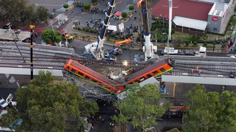 El accidente se produjo al desplomarse una viga que sostenía un puente de la línea 12 del metro de México.