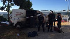 Furgoneta calcinada en el Castrill�n