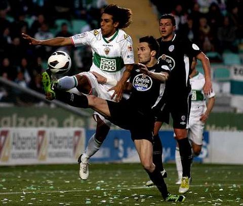 �scar D�az trata de controlar la pelota ante el acoso de un futbolista del Elche en el Mart�nez Valero.