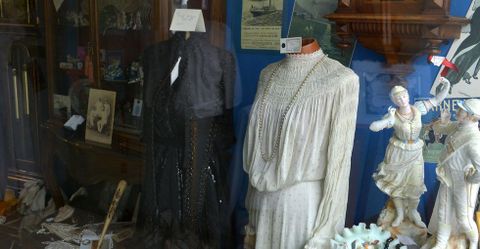 Antigedades Luz, de Luz Gonzlez, brinda la oportunidad de adquirir prendas reales de poca. 