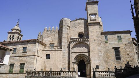 Torre del reloj de la catedral de Ourense.