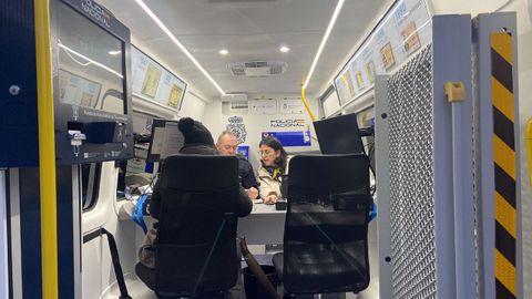 La unidad m�vil de la Polic�a Nacional para renovar el DNI en Mugardos