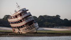 Barco varado por la sequ�a en el r�o Negro, principal afluente del Amazonas