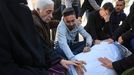 Una familia de palestinos llora a sus muertos en Gaza.