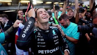 George Russell celebra despu�s de ganar el Gran Premio de Azerbaiy�n de f�rmula 1.