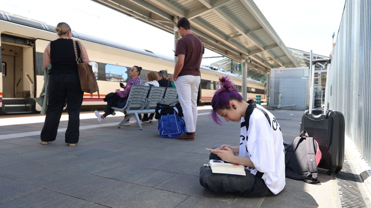 El tren vuelve a funcionar en Galicia y Renfe espera reactivar esta tarde incluso el AVE