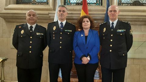 Felipe Guzmn, durante su toma de posesin como comisario en Santiago, flanqueado a su izquierda por el comisario provincial, Fernando Martnez Marty, y a su derecha por la subdelegada del Gobierno en A Corua y por el jefe superior de polica en Galicia, Ramn Gmez Nieto