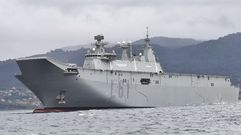El buque anfibio portaeronaves Juan Carlos I este mi�rcoles en la r�a de Pontevedra