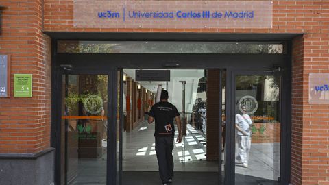 Un alumno entra en el recinto universitario.