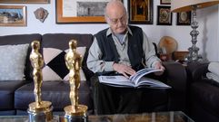 Gil Parrondo, con sus dos Oscars.Gil Parrondo, con sus dos Oscars