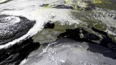 El frente asociado a los restos de la tormenta tropical Kyle ya cruzan la comunidad gallega