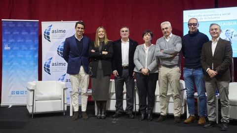 Fernando Riopa, director general de Cobre San Rafael (tercero por la izquierda), junto a los participantes en el foro y el alcalde de O Pino, Manuel Taboada