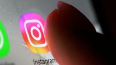 Una persona pulsa el icono de la aplicaci�n de Instagram en su m�vil.