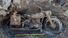 Una motocicleta de la Wehrmacht de la Segunda Guerra Mundial�que el�bajo nivel del agua del Danubio, cerca de Budapest, ha dejado al descubierto.