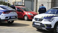 Agentes de la Polic�a Local y de la Guardia Civil inspeccionaron el veh�culo en el que fue hallado el cuerpo de un hombre, vecino de Carballo.