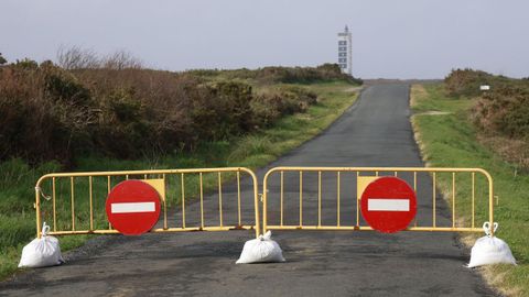 Acceso cortado al faro de Punta Frouxeira, en Valdovi�o.