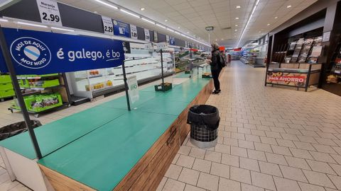 Lineales del supermercado Lidl vacos en Lugo por la huelga de transporte