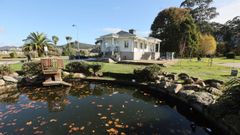 El restaurante del parque Pernas Pen, de Viveiro, se emplaza en uno de los sitios privilegiados de A Maria, junto a la playa de Covas