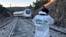 Im�genes de los restos del tren Alvia que todav�a permanecen en las v�as