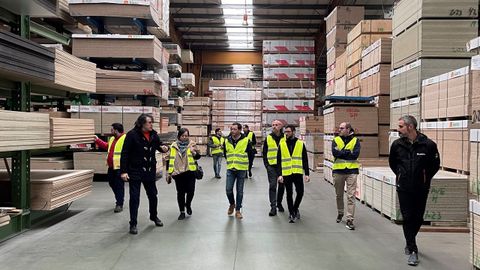 Personal de Maderas Besteiro y del Cesuga, recorriendo este viernes las instalaciones de la empresa.