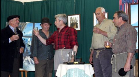 Manuel Lodeiros, no extremo dereito da foto, nunha imaxe de arquivo durante unha representaci�n con Airi�os