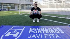 Javi Pita en el campo del Colegio Diocesano San Lorenzo de Lugo, donde cada lunes entrena a nuevas promesas.