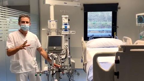 El intensivista Ignacio Chico en la uci del Cunqueiro, junto con el oxigenador que hace las funciones de pulmón