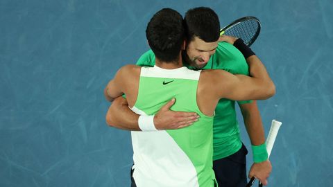 Abrazo entre el espa&ntilde;ol y el serbio tras la victoria de Alcaraz