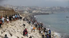Cientos de migrantes han cruzado a nado esta ma�ana a Ceuta